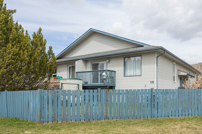 532 1 St E in Cochrane, AB - Building Photo - Primary Photo