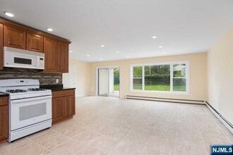 332 Edstan Way in Paramus, NJ - Building Photo - Building Photo