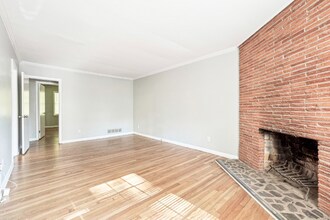 2071-2073 E Roxboro Rd NE in Atlanta, GA - Foto de edificio - Building Photo