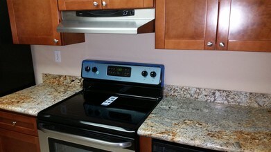 1975 Normandy Dr, Unit 206 in Miami Beach, FL - Foto de edificio - Building Photo