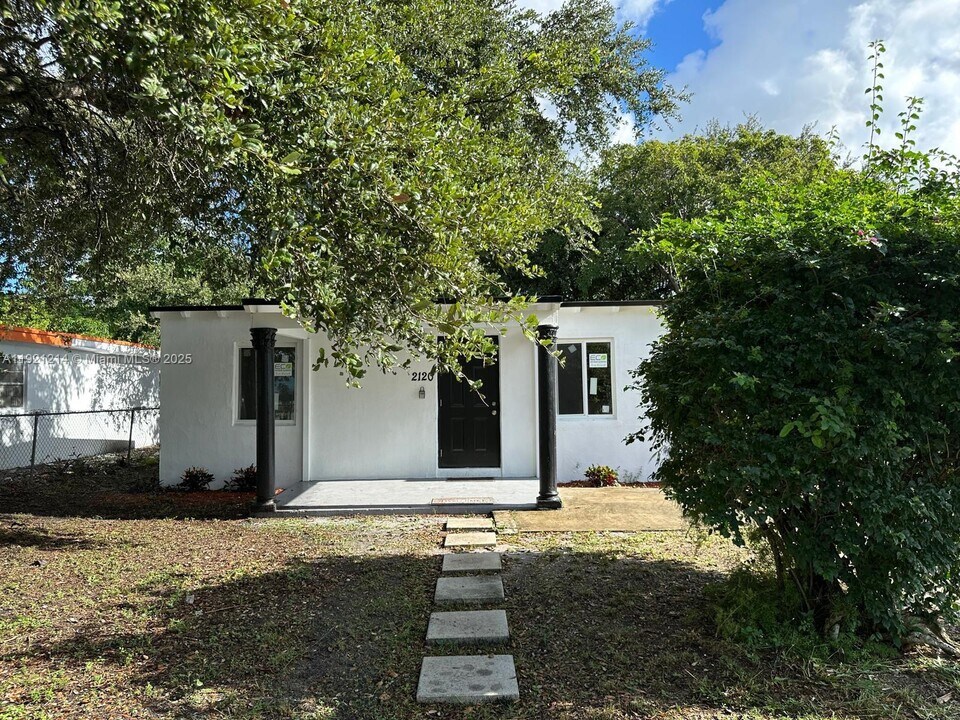 2120 Service Rd in Opa Locka, FL - Building Photo