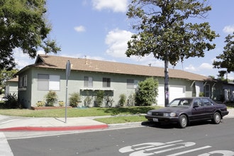 2047 W Juno Pl in Anaheim, CA - Foto de edificio - Building Photo