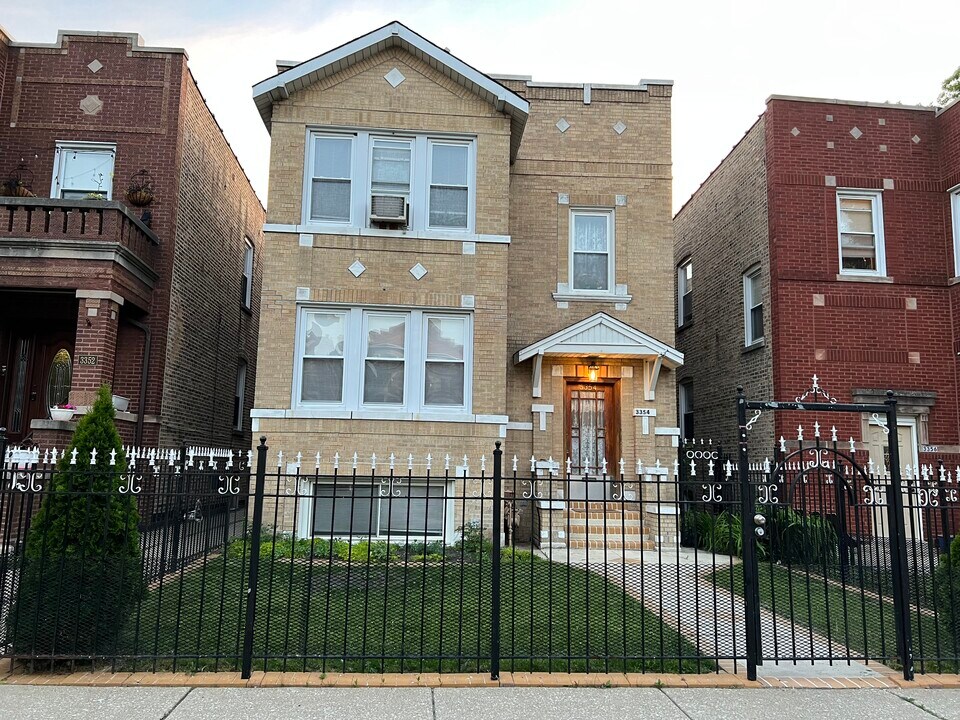 3354 N Springfield Ave, Unit 1st Floor in Chicago, IL - Building Photo