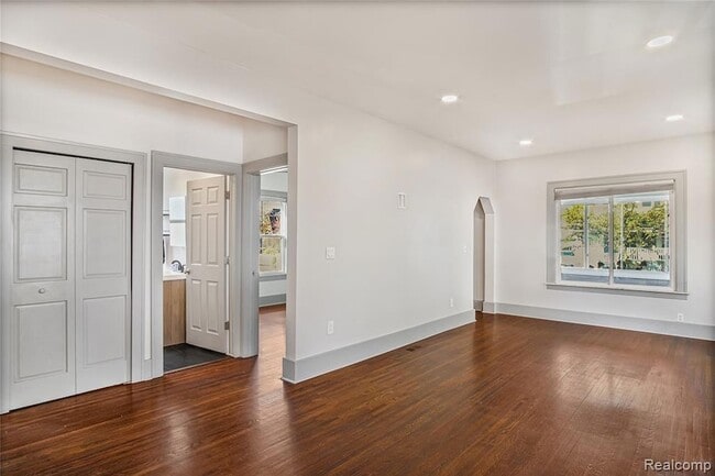 565 W Saratoga St in Ferndale, MI - Foto de edificio - Building Photo