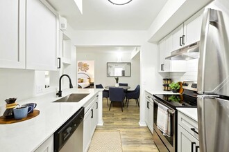 Halston Lakeside in Sarasota, FL - Building Photo - Building Photo