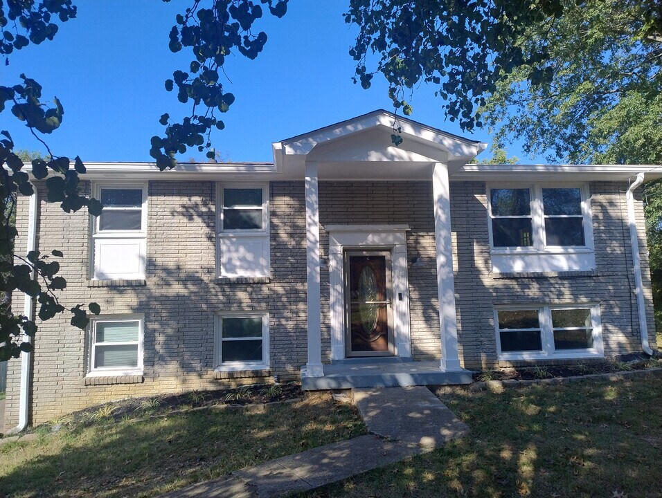 121 Robinhood Cir in Hendersonville, TN - Foto de edificio