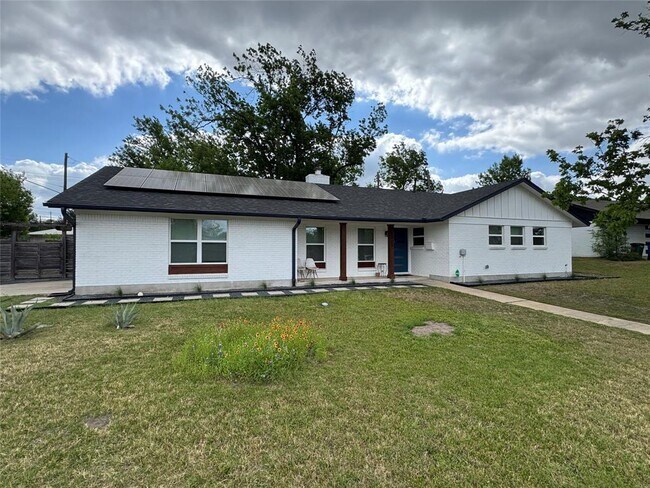 5805 N Hampton Dr in Austin, TX - Building Photo - Building Photo