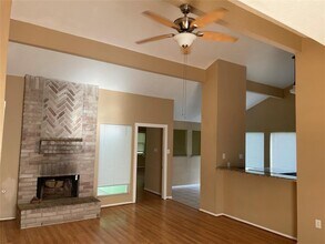 1011 E Brompton Dr in Pearland, TX - Building Photo - Building Photo
