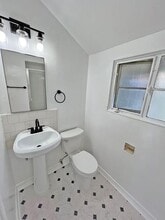 1221 N Sweetzer Ave in West Hollywood, CA - Foto de edificio - Building Photo