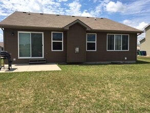 2901 SE Stonegate Dr in Grimes, IA - Foto de edificio - Building Photo