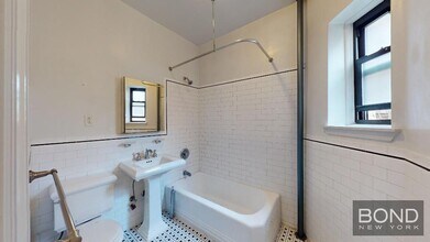 212 Grand St in New York, NY - Foto de edificio - Building Photo