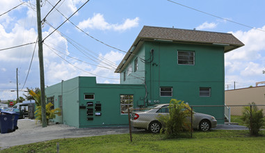 2433 N Dixie Hwy in Wilton Manors, FL - Building Photo - Building Photo