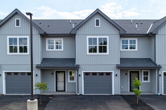 1076 W 20th Ave, Unit Aviation Luxury Townhomes in Oshkosh, WI - Building Photo - Building Photo