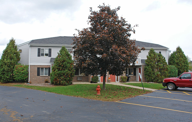 Marina Shores Apartments in Waterford, WI - Building Photo - Building Photo