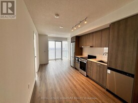 195 Commerce St in Vaughan, ON - Building Photo
