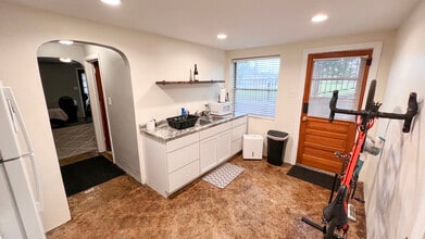 227 W Dunklin St, Unit B in Jefferson City, MO - Foto de edificio - Building Photo