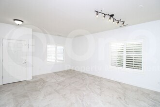 2035 W Monte Cristo Ave in Phoenix, AZ - Foto de edificio - Building Photo