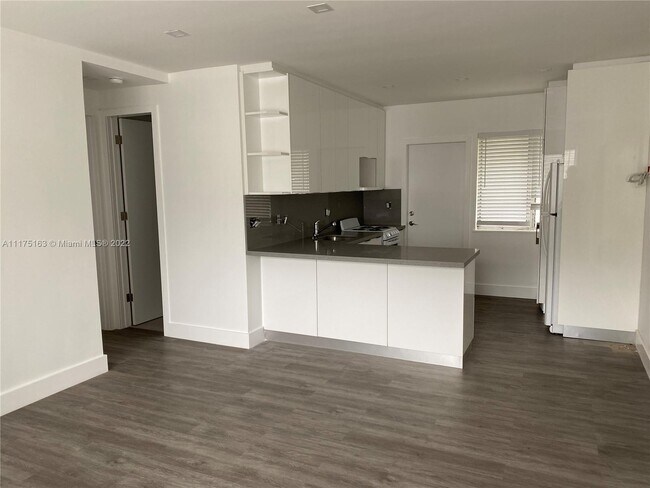 215 Zamora Ave-Unit -4 in Coral Gables, FL - Foto de edificio - Building Photo