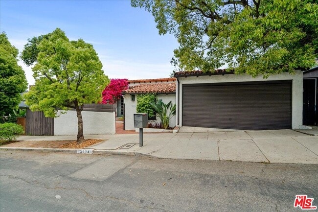3074 Lake Hollywood Dr in Los Angeles, CA - Building Photo - Building Photo
