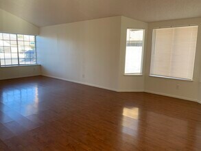 5957 Mirror Lake Dr in Las Vegas, NV - Building Photo - Building Photo