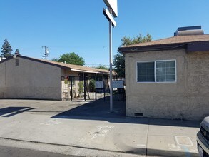 3030 E Olive Ave in Fresno, CA - Building Photo - Building Photo