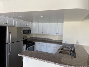 5003 E Ocean Blvd, Unit 5003 in Long Beach, CA - Foto de edificio - Building Photo