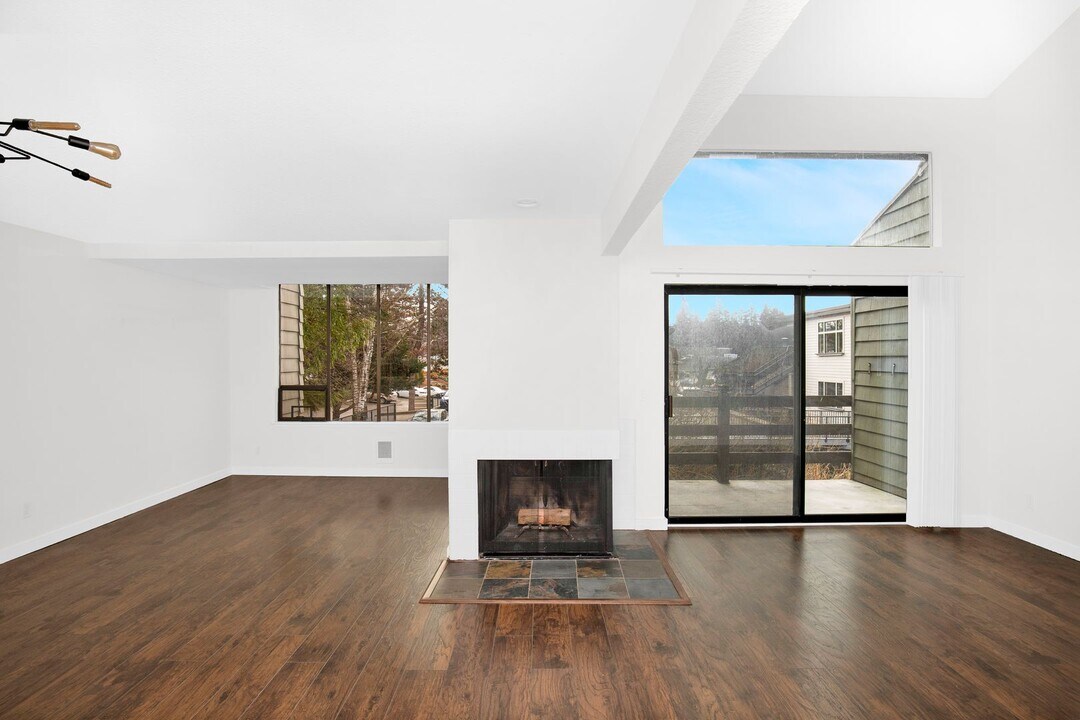 4 Lake Bellevue Dr in Bellevue, WA - Building Photo