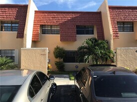 64 Canterbury Ln in Tamarac, FL - Building Photo