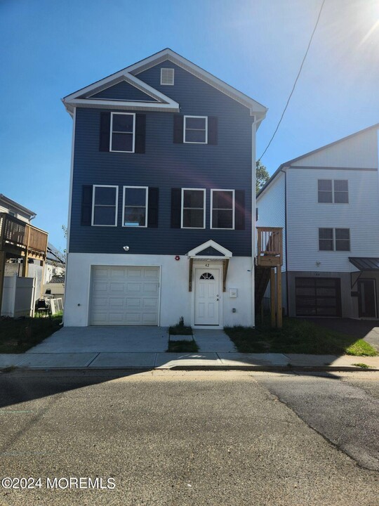 42 W Shore St in Keansburg, NJ - Foto de edificio