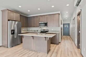 4 7th St in Pinehurst, ID - Foto de edificio - Building Photo