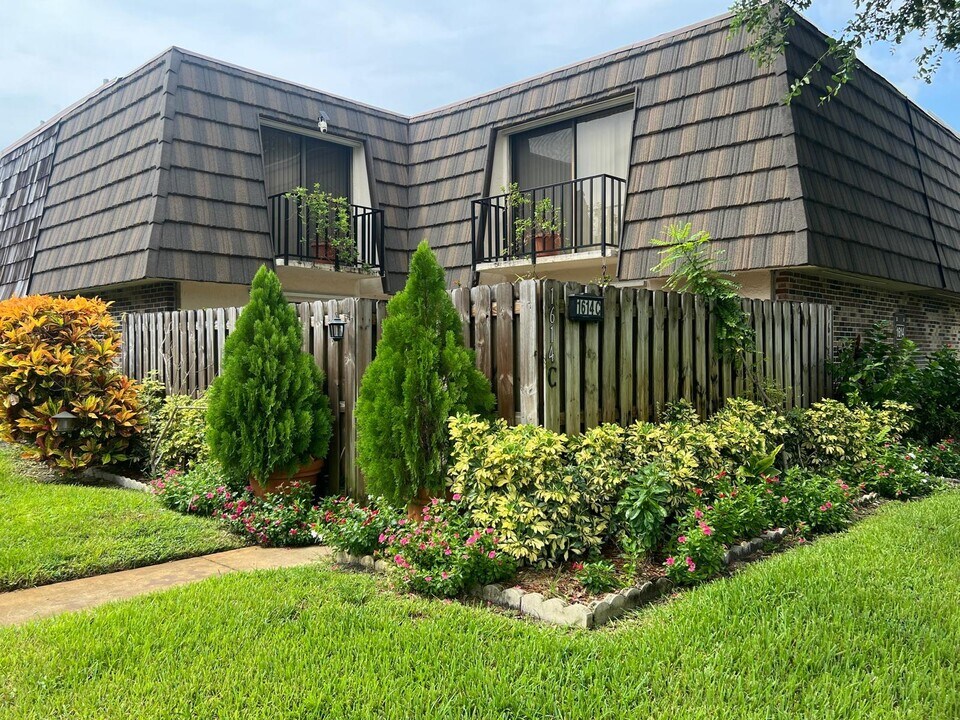 1614 Forest Lakes Cir in West Palm Beach, FL - Building Photo