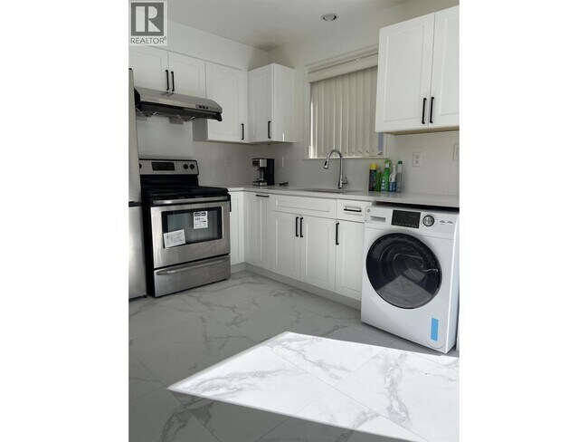 5835 Argyle St in Vancouver, BC - Building Photo - Building Photo