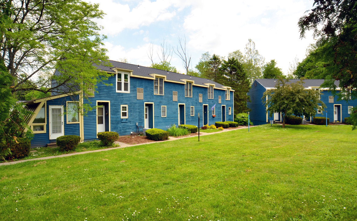 Fayette Villager Townhomes in Fayetteville, NY - Building Photo