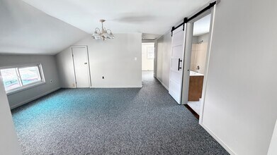 33 Spring St, Unit Flr 2 in South Glens Falls, NY - Foto de edificio - Building Photo