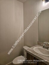 1332 N Meadowglen Ave in Meridian, ID - Building Photo - Building Photo