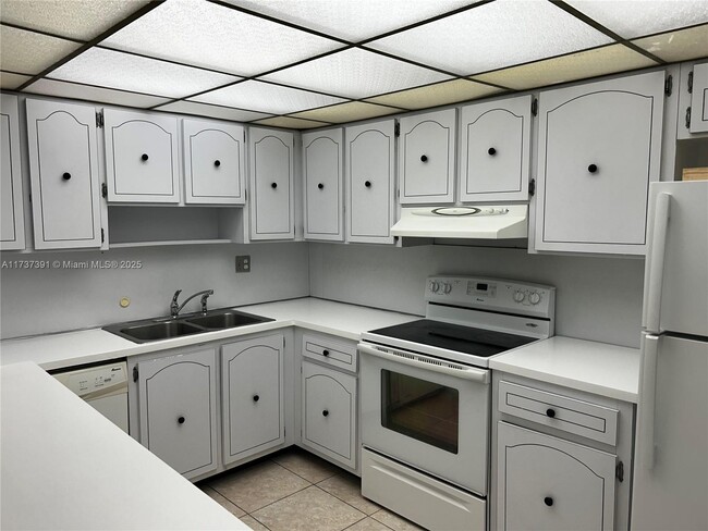 10361 N Kendall Dr in Miami, FL - Building Photo - Building Photo