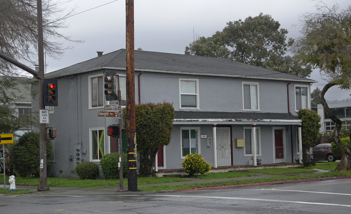 907 Dwight Way in Berkeley, CA - Building Photo