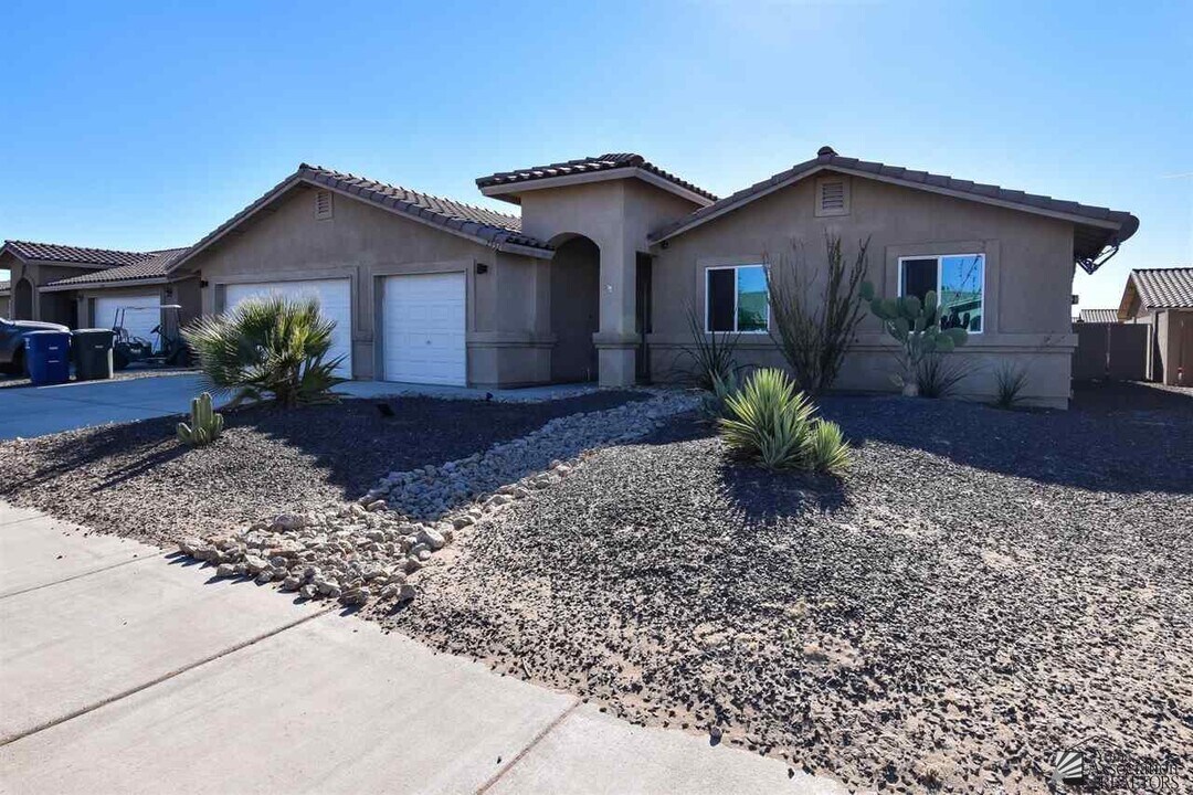 7951 E 42nd Pl in Yuma, AZ - Building Photo