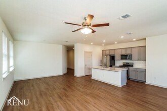 13709 Mcarthur Dr in Manor, TX - Foto de edificio - Building Photo