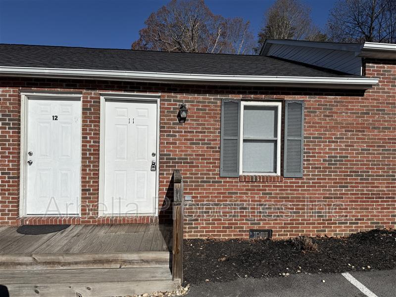 1909 Cherokee Rd in Johnson City, TN - Foto de edificio