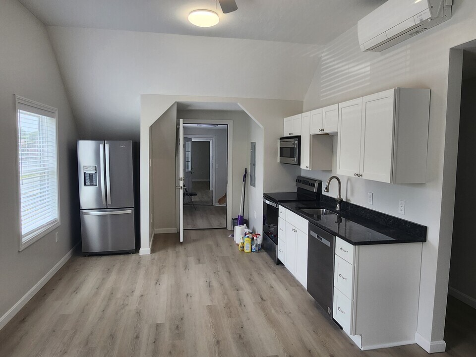 14 Oak St, Unit 3 in Derry, NH - Building Photo