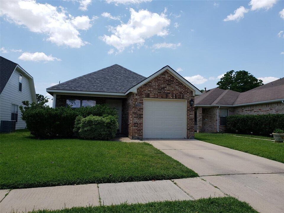 7319 Village Lake Dr in Cypress, TX - Foto de edificio