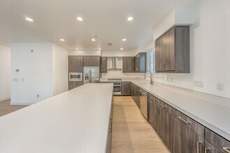 216 Paramount in Irvine, CA - Building Photo - Building Photo