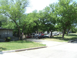 Treehouse Apartments in Fort Worth, TX - Building Photo - Building Photo