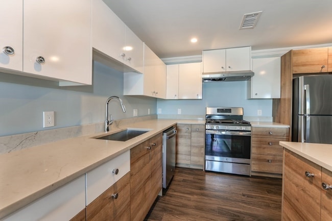 918 Providence Hwy in Dedham, MA - Foto de edificio - Building Photo