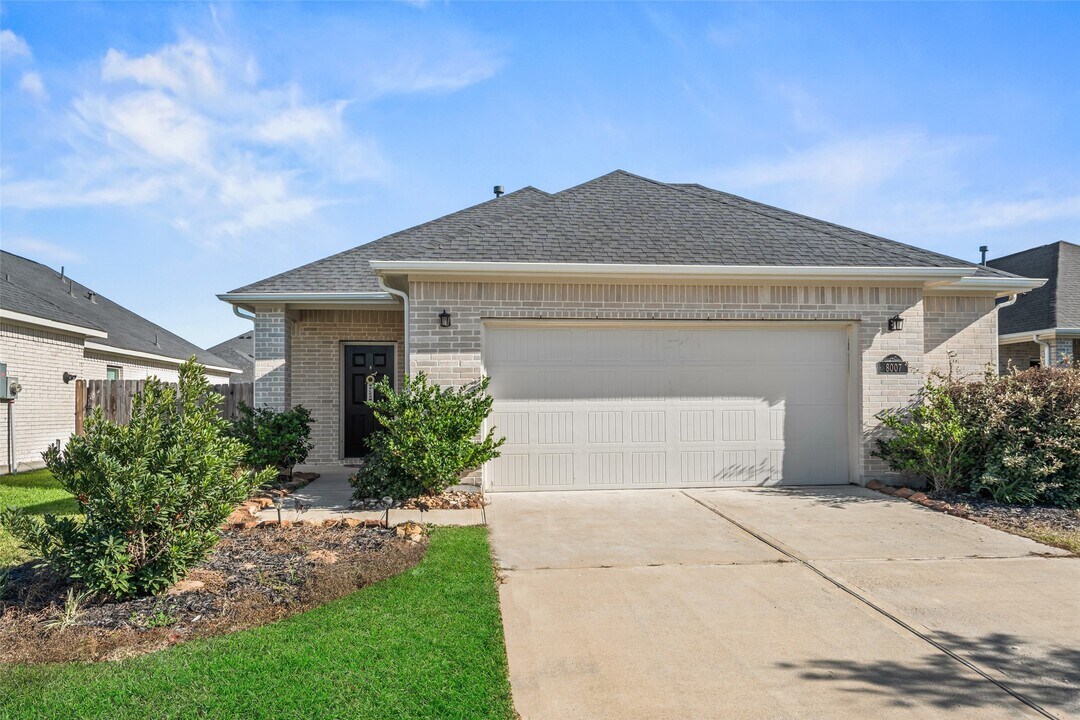 8007 Grandstand Pkwy in Fulshear, TX - Building Photo