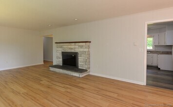 62 Candlewood Lake Rd in Brookfield, CT - Building Photo - Building Photo
