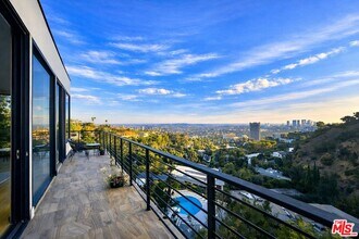 9300 Warbler Way in Los Angeles, CA - Building Photo - Building Photo