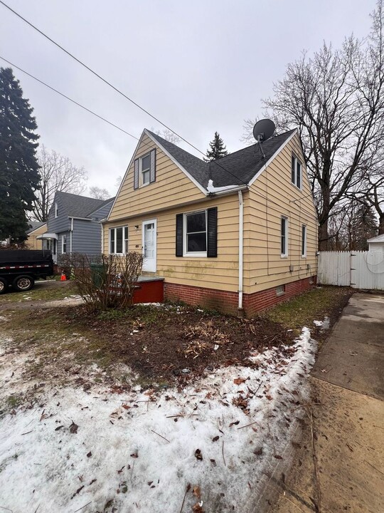 18812 Waterbury Ave in Maple Heights, OH - Building Photo