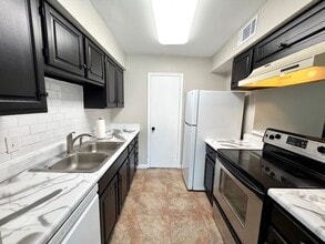 2021 S Brightside View Dr in Baton Rouge, LA - Building Photo - Building Photo